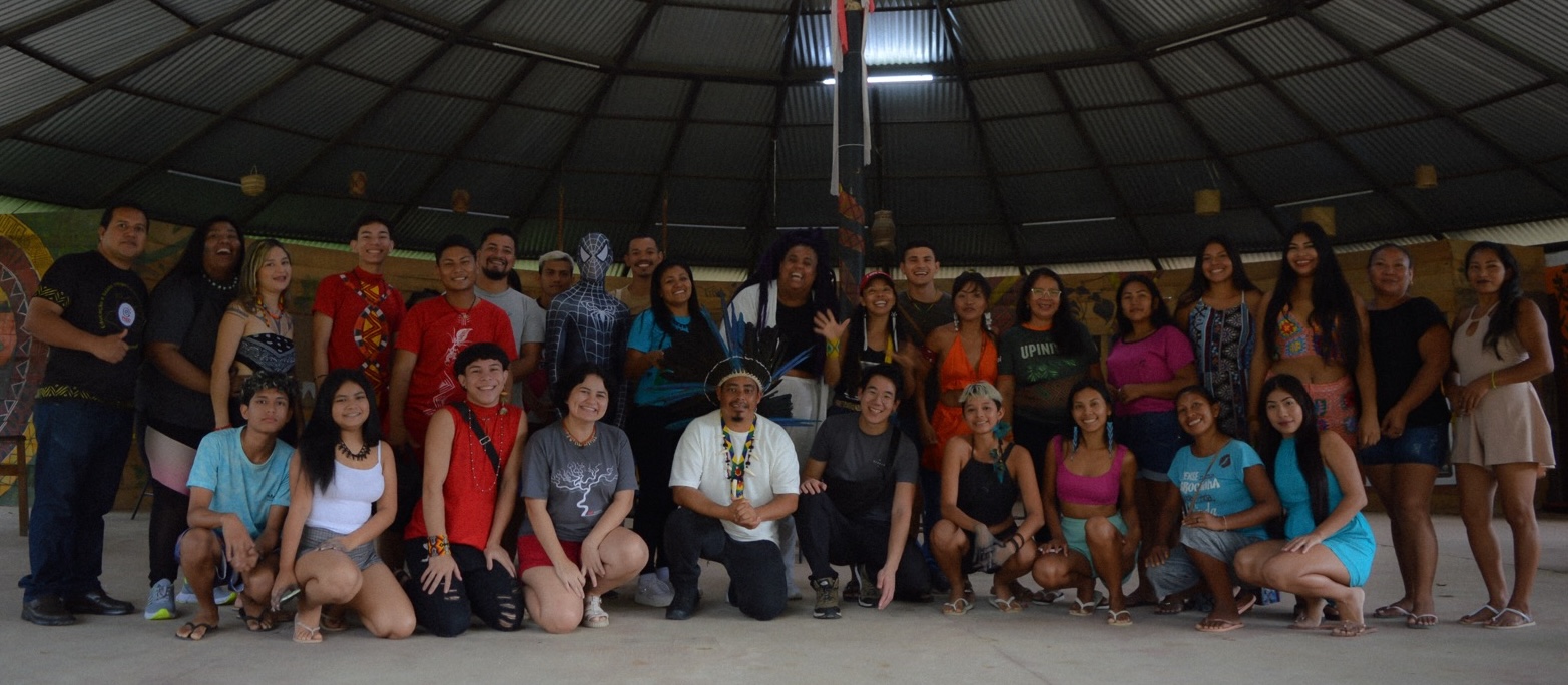 Turma do piloto Autonom.IA reunida sob uma oca, ao final de um encontro presencial